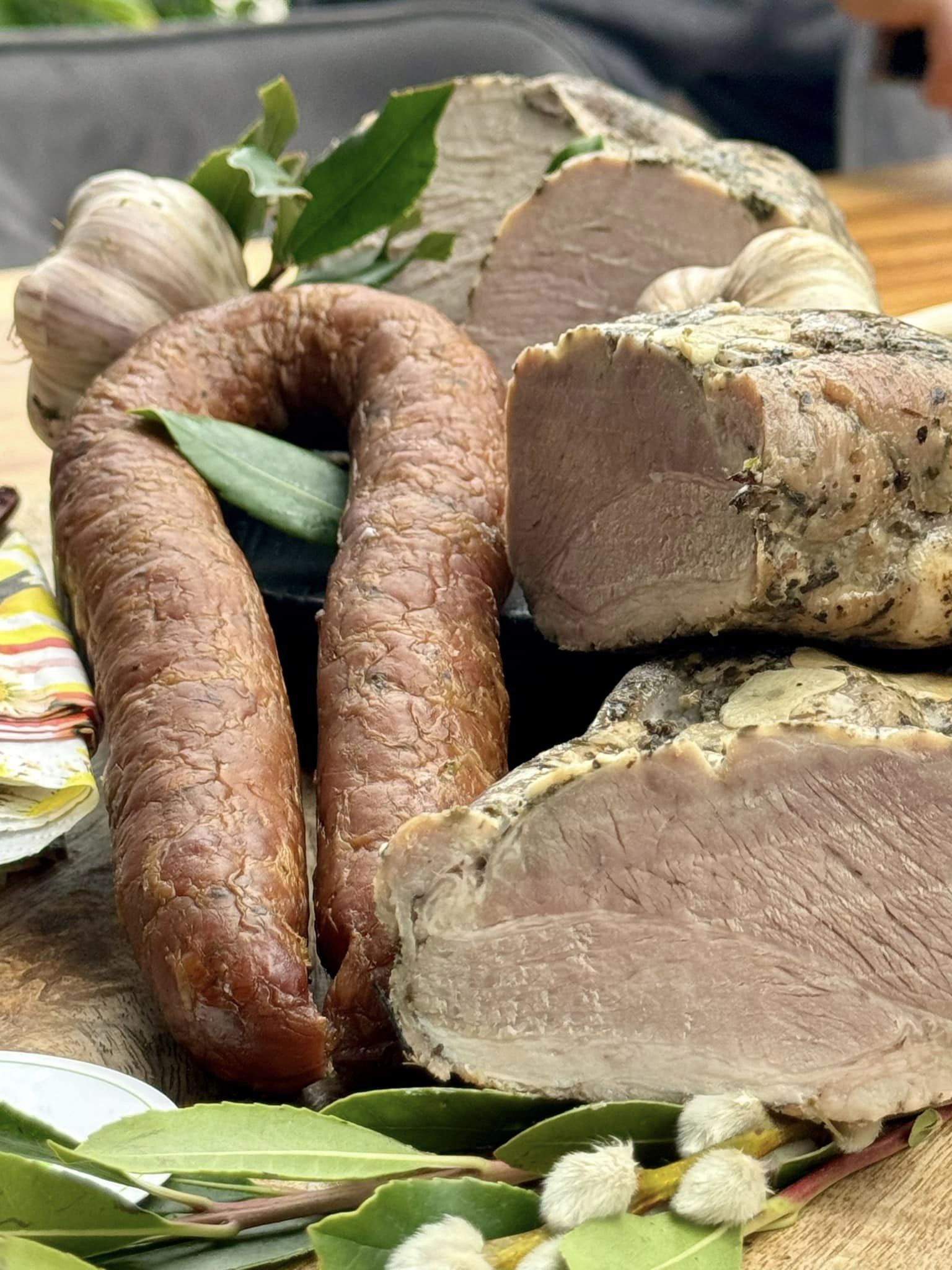 Kiełbasa z Dzika - Wyroby z Dziczyzny w Naszym Sklepie Pieczone & Wędzone