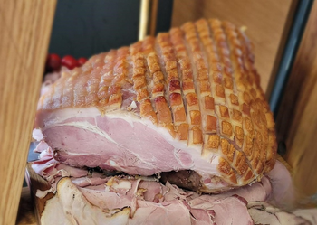 Szynka wieprzowa z kością i skórą w całości ~12 kg