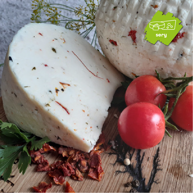 Ser kozi podpuszczkowy z przyprawami ok.220g.